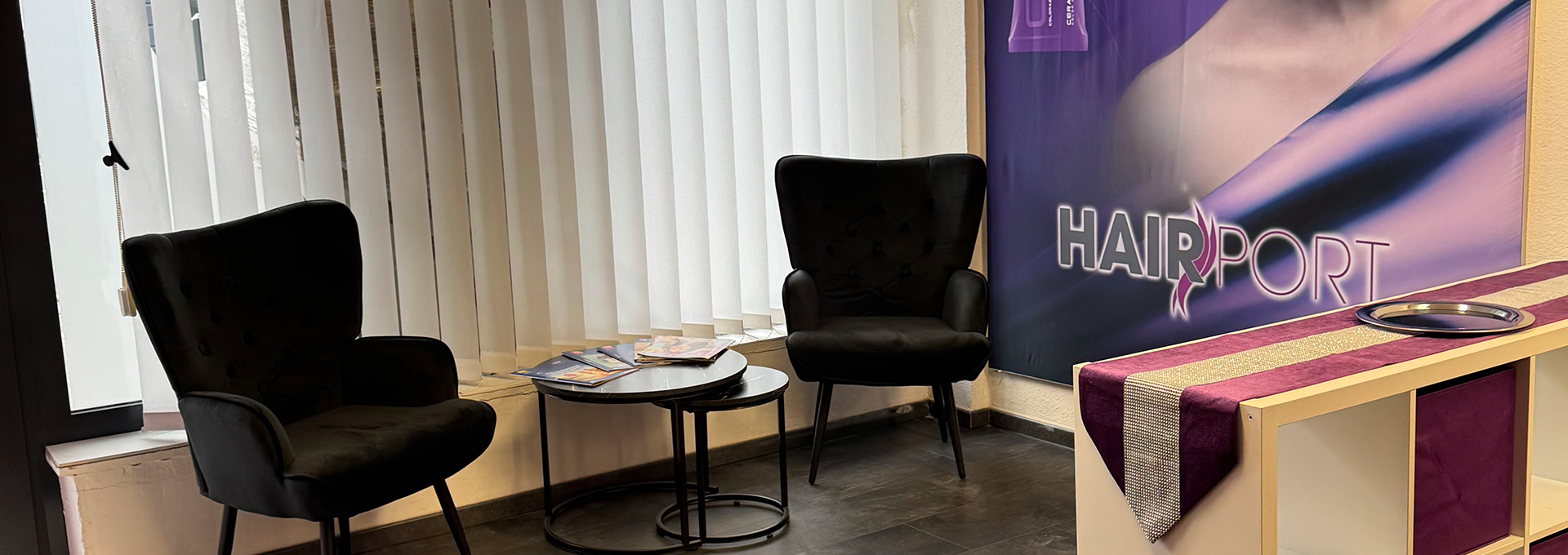 Wartebereich mit Sesseln und Beistelltisch im Hairport Oberhausen – gemütliche Kundenzone