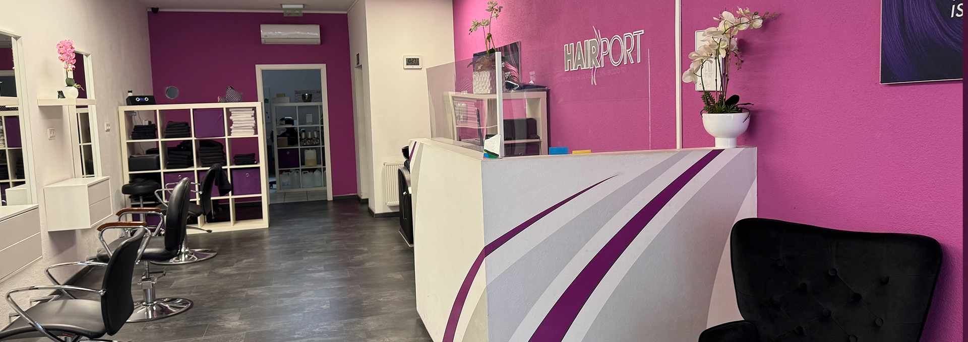 Innenraum des Friseursalons Hairport Oberhausen mit modernen Empfangsbereich und heller Einrichtung