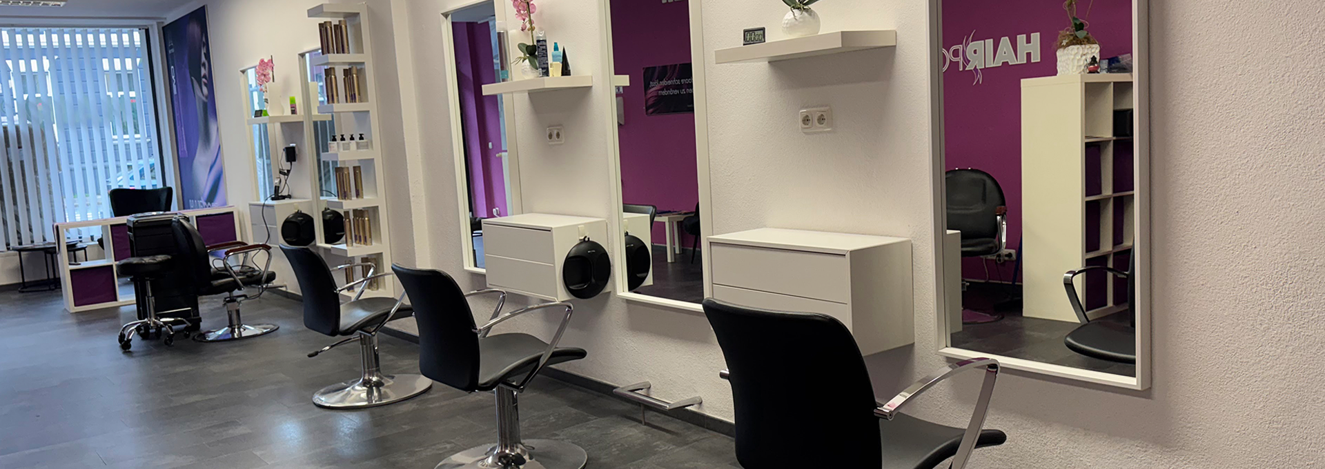 Saloninneneinrichtung mit Spiegeln und Stühlen – Kundenbereich im Hairport Oberhausen