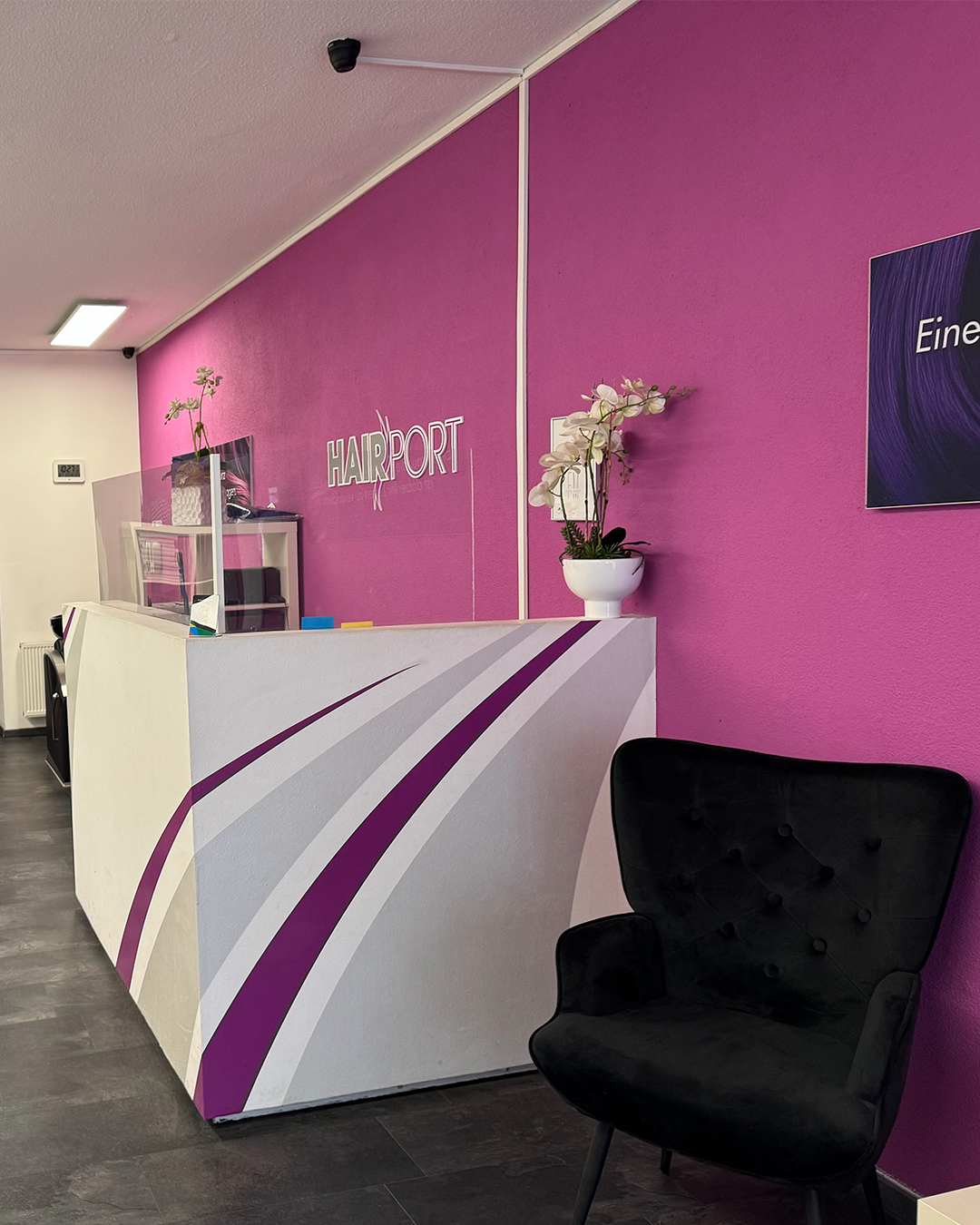 Innenraum des Friseursalons Hairport Oberhausen mit modernen Empfangsbereich und heller Einrichtung