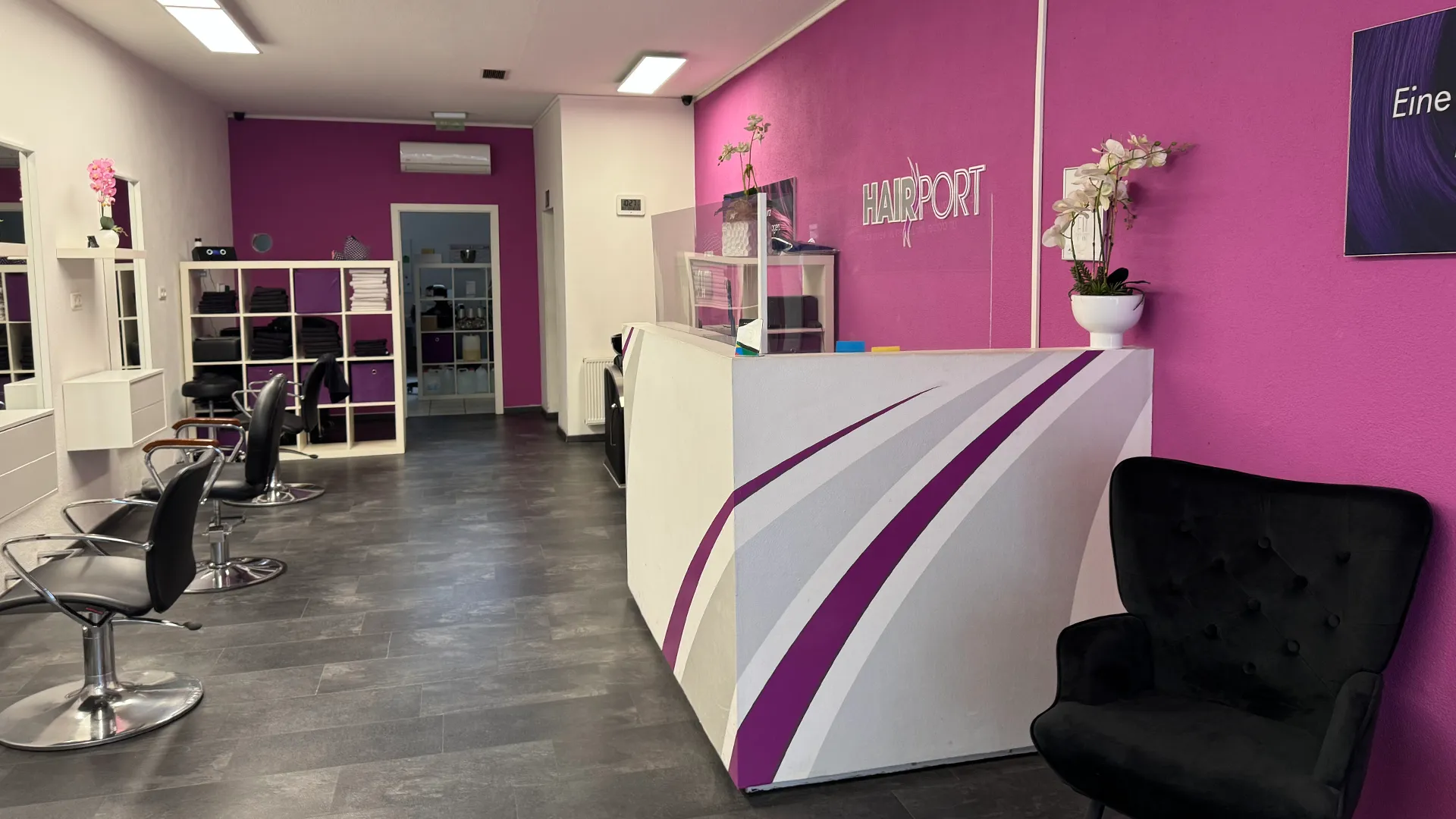 Innenraum des Friseursalons Hairport Oberhausen mit modernen Empfangsbereich und heller Einrichtung